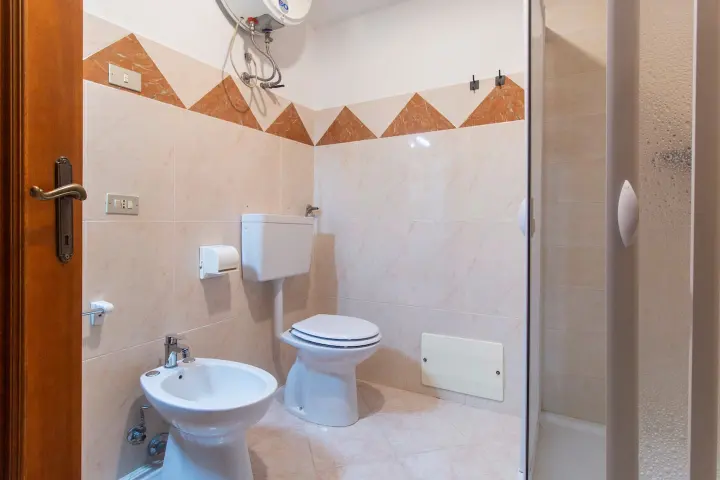 Bagno con bidet, WC e box doccia.